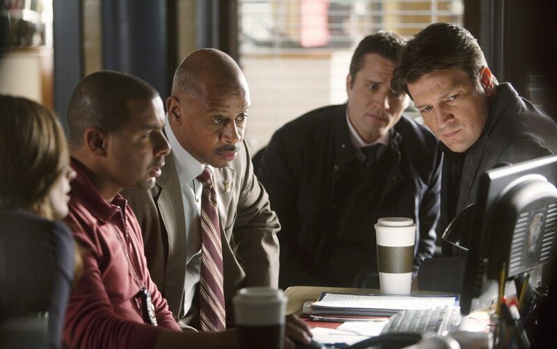 In einem Taxi wird die Leiche des gebürtigen Syrers Amir Alhabi aufgefunden. Kate Beckett (Stana Katic, l.), Javier Esposito (Jon Huertas, 2.v.l.), Captain Roy Montgomery (Ruben Santiago-Hudson, M.), Kevin Ryan (Seamus Dever, 2.v.r.) und Richard Castle (Nathan Fillion, r.) entdecken immer mehr Details, die darauf schließen lassen, dass es sich nicht um einen klassischen Raubüberfall gehandelt hat. – Bild: 2011 American Broadcasting Companies, Inc. All rights reserved. Lizenzbild frei