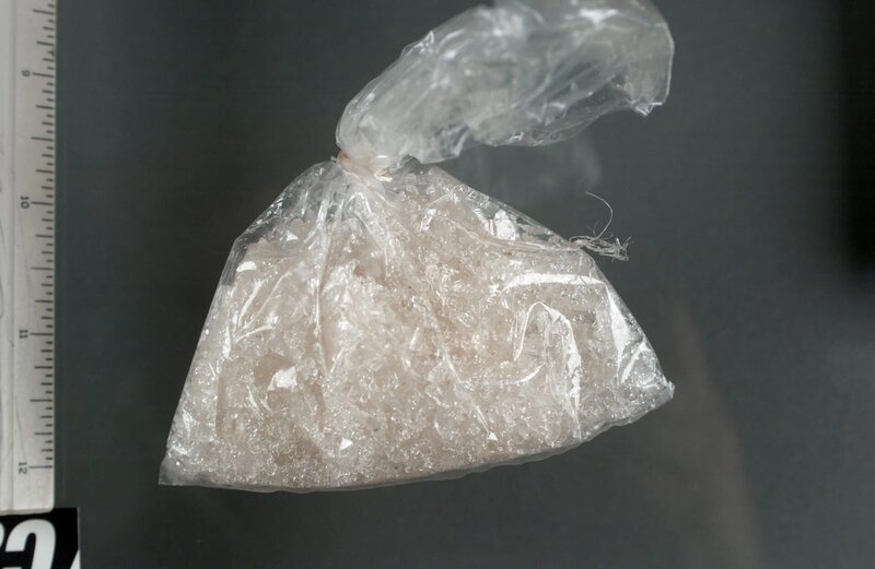 Methamphetamin – ist eine psychoaktive Stimulansdroge mit hohem Suchtpotenzial, die das psychologische Belohnungssystem aktiviert, indem sie den Dopamin-, Noradrenalin- und Serotoninspiegel im Gehirn erhöht. – Bild: DEA