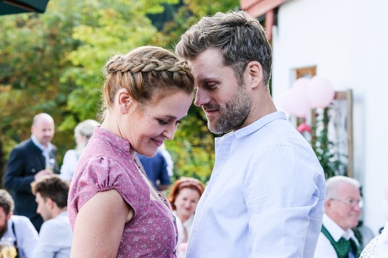 Lena (Judith Hoersch) und Quirin (Jens Atzorn) freuen sich über Hannes und Schorschis Baby. Sie selber haben ihren eigenen Kinderwunsch noch nicht aufgegeben. – Bild: Susanne Bernhard /​ ZDF