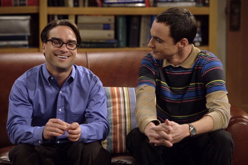 Als Sheldon (Jim Parsons, r.), wegen seiner Erzfeindin Leslie Winkle auch noch die gemeinsame Wohnung verlassen muss, damit Leonard (Johnny Galecki, l.) mit ihr ungestört sein kann, sinnt er auf Rache … – Bild: Warner Bros. Television Lizenzbild frei