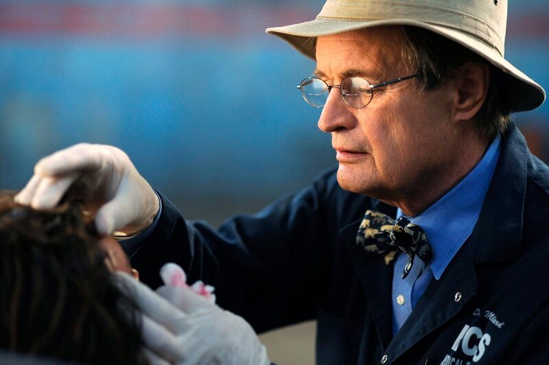 Ducky (David McCallum, r.) kümmert sich um die verletzte Ziva (Cote de Pablo, l.) … – Bild: 4+