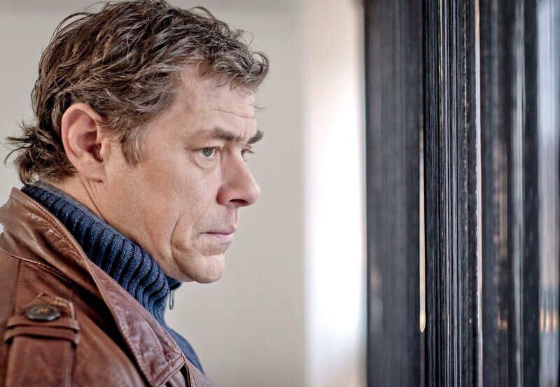 Der selbst ernannte Wunderheiler Martin Neuenfels wird in seinem Haus ermordet und an seine Behandlungsliege gefesselt aufgefunden. Finn Kiesewetter (Sven Martinek) kommt durch einen Geistesblitz auf die Spur des Täters. – Bild: ARD/​Georges Pauly