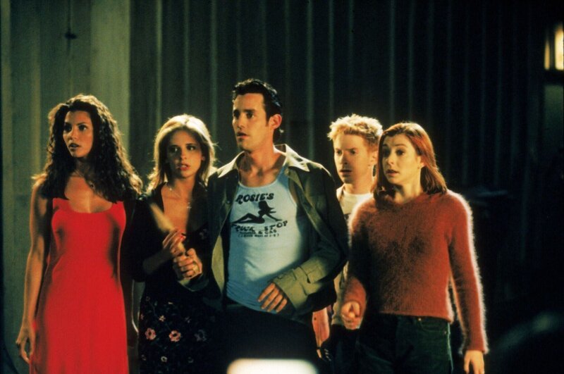 Buffy (Sarah Michelle Gellar, 2.v.l.), hier im Kreis ihrer Freunde, befürchtet, dass Faith sie von ihrem Platz als Vampirjägerin verdrängen könnte. – Bild: RTL /​ Twentieth Century Fox Film Corporation