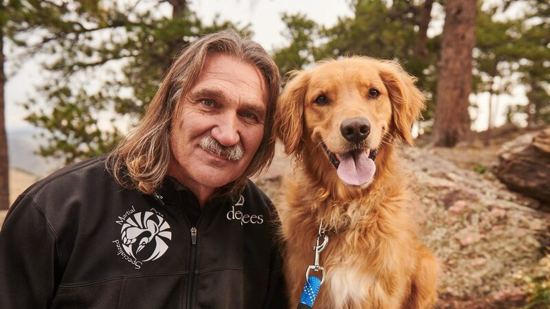 Dr. Jeff Young and his dog Fred as seen on Dr. Jeff: Rocky Mountain Vet. – Bild: Gabriel Nivera /​ Animal Planet /​ Discovery, Inc.