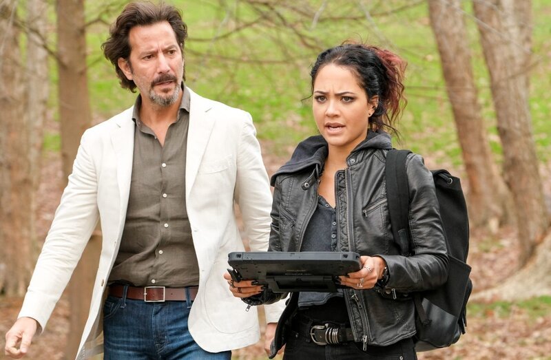 Russ Taylor (Henry Ian Cusick, l.); Riley Davis (Tristin Mays, r.) – Bild: ORF/​PRO7/​CBS/​Mark Hill