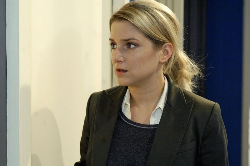 Anna (Jeanette Biedermann) entdeckt bestürzt, dass Gerrit Broda & Broda mit der bankrotten Firma Watanabe in den Ruin treiben will. – Bild: SAT.1 /​ Oliver Ziebe Eigenproduktionsbild frei