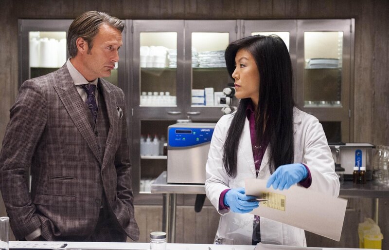 Mit unscheinbaren Fragen versucht Hannibal (Mads Mikkelsen, l.), wichtige Informationen von Beverly (Hettienne Park, r.) zu bekommen … – Bild: NBCUniversal Media, LLC /​ Brooke Palmer