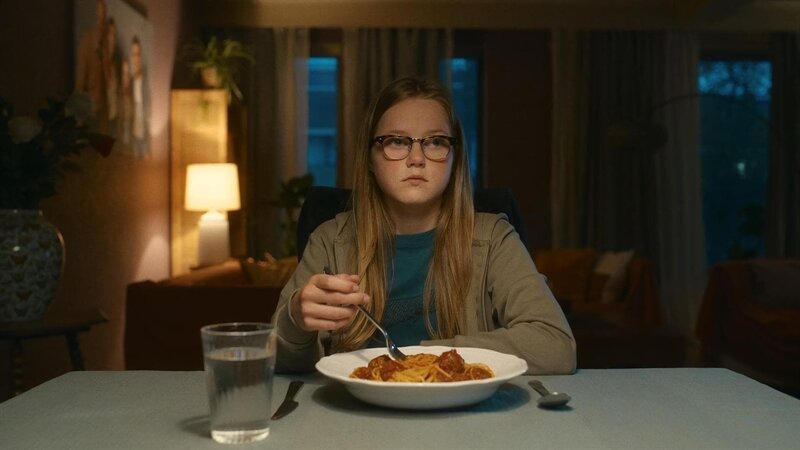 Floor (Bobbi Mulder) am Esstisch, während ihre Eltern Kees darüber befragen, ob er Marcel verprügelt hat. – Bild: NDR/​NL Film