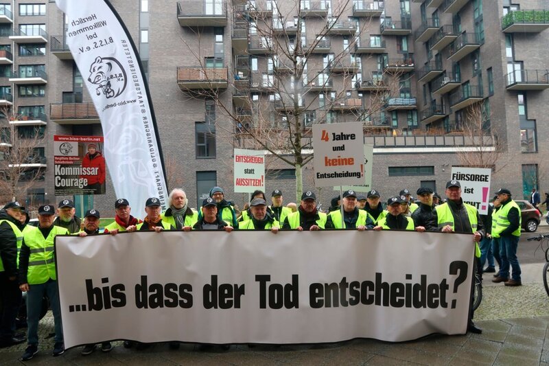 Jahrelang haben Berliner Polizistinnen und Polizisten auf maroden Schießständen trainiert. Nicht wenige auf Kosten ihrer Gesundheit. Die Anerkennung der Missstände durch die Politik dauerte Jahre – genauso wie die juristische Aufarbeitung. Der ehemalige SEK-Trainer Stefan Lange kämpft vor Gericht um die Anerkennung eines Dienstunfalls und um Rehabilitierung. – Betroffenen Polizeibeamte demonstrieren. – Bild: rbb/​B.I.S.S /​ rbb Presse & Information