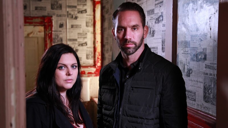 Hosts Katrina Weidman and Nick Groff stand in hallway of the White Hill Mansion. – Bild: Discovery