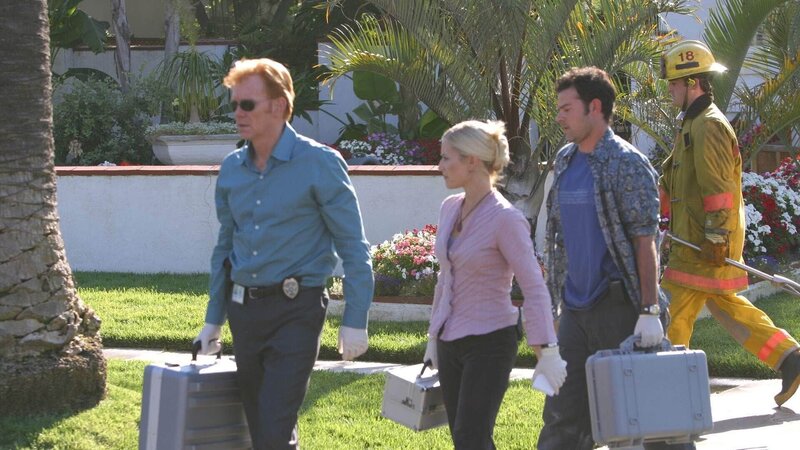 Unter Leitung von Horatio Caine (David Caruso, l.) beginnen Calleigh Duquesne(Emily Procter) und Tim Speedle (Rory Cochrane, 2.r.) mit der Spurensuche. – Bild: SUPER RTL