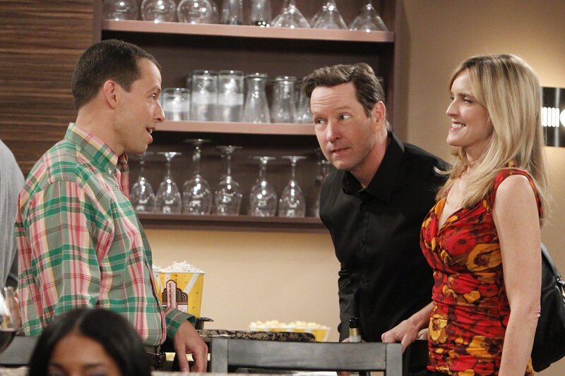 Alan (Jon Cryer, l.) freundet sich mit Larry (D.B. Sweeney, M.), Lyndseys (Courtney Thorne-Smith, r.) neuem Freund an, um herauszufinden, was der hat, das er nicht hat … – Bild: Warner Bros. Television Lizenzbild frei