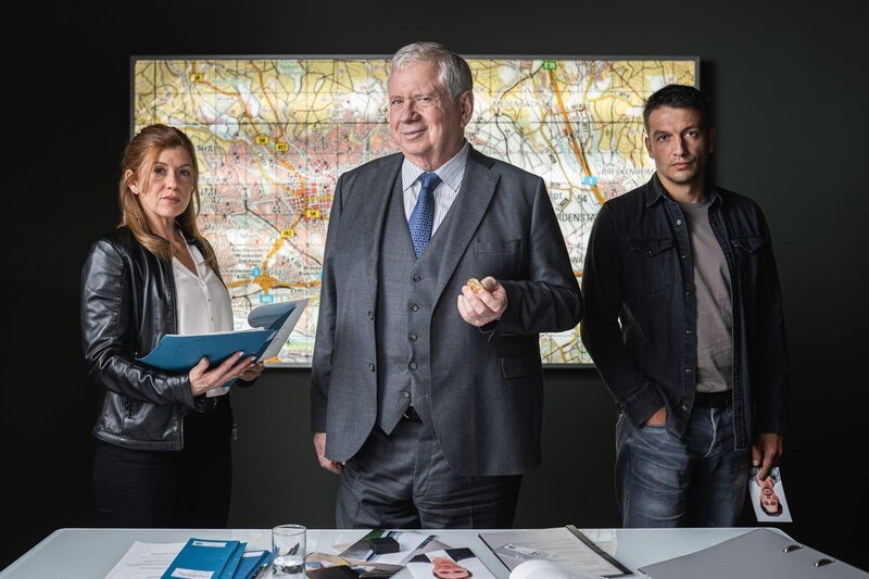 Oberstaatsanwalt Bernd Reuther (Rainer Hunold, M.), Hauptkommissarin Kerstin Klar (Fiona Coors, l.) und Oberkommissar Max Fischer (Max Hemmersdorfer, r.) sehen sich mit einem schwierigen Fall konfrontiert. – Bild: Daniel Dornhöfer /​ ZDF