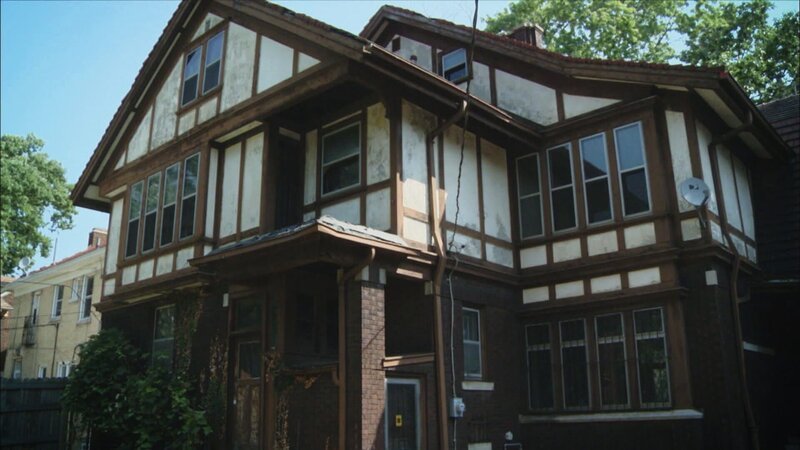Nicole bietet spontan auf ein Haus und ersteigert eine Villa im Neu-Tudorstil am Grand Boulevard in Detroit. Sie startet die Restaurierung mit der Fassade, die wieder in alter Pracht erstrahlen soll. Mit neuem Anstrich, einem einladenden Garten und maßgefertigten Holzarbeiten kehrt das verlassene Haus schnell wieder zu seinem altem Charme zurück. – Bild: HGTV