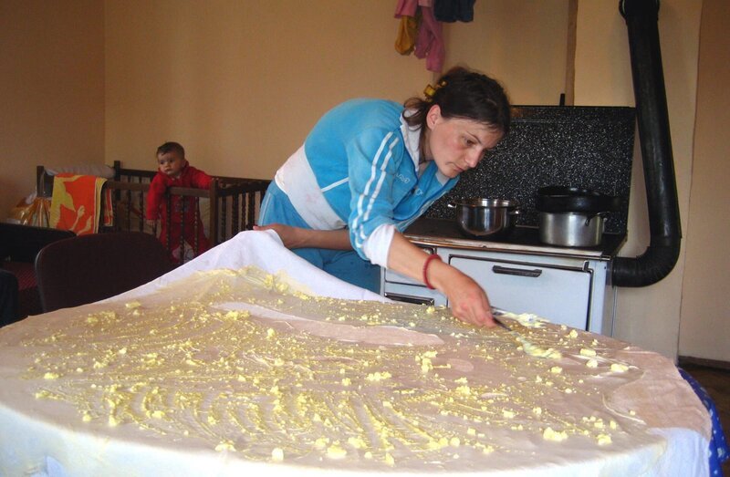 Vida Lekovic, die Frau von Goran, backt Pita, eine montenegrinische Spezialität. Die Pita besteht aus Strudelteig und wird mit Käse und Rahm gefüllt. – Bild: Gerd Müller ; fernsehbüro