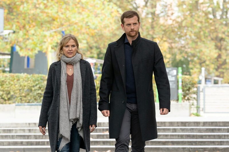 Der Mord an einem alten Mann sieht nur auf den ersten Blick wie Raubmord aus. Vera Lanz (Katharina Böhm) und Maximilian Murnau (Christoph Schechinger) ermitteln. – Bild: Michael Marhoffer /​ ZDF Enterprises GmbH