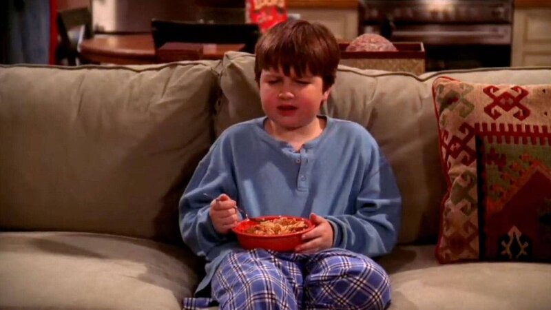 Jake Harper (Angus T. Jones) – Bild: Warner TV Comedy