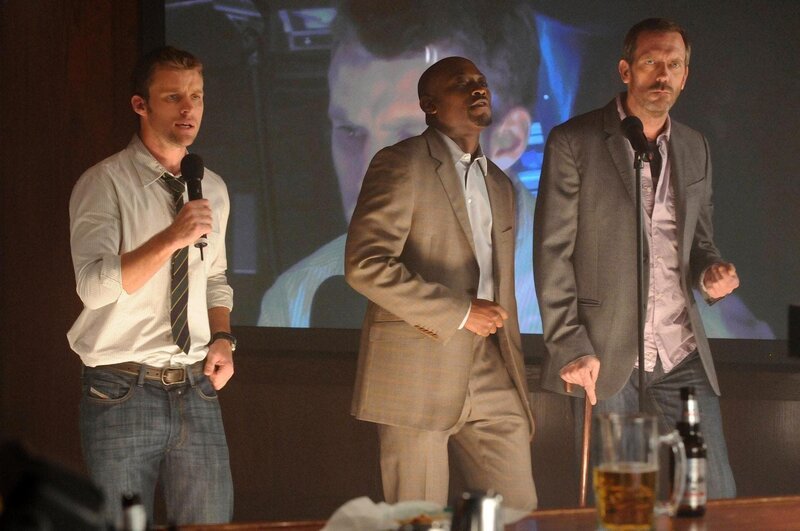 Zur Abwechslung trifft sich das Team mal nicht im Krankenhaus, sondern in einer Bar. Chase (Jesse Spencer, l.) lässt es als Sänger krachen. Foreman (Omar Epps, M.) und House (Hugh Laurie, r.) versuchens immerhin als Backgroundsänger … – Bild: Universal TV