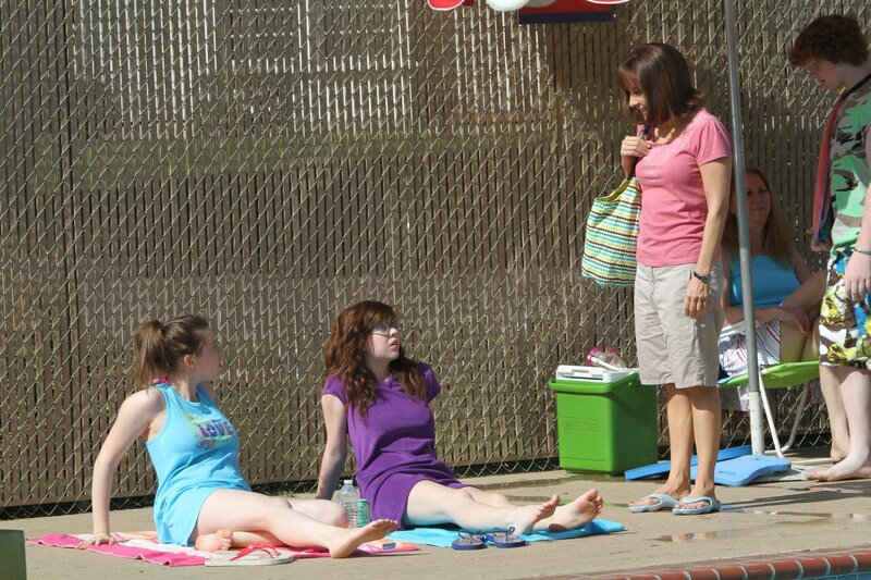 Obwohl ihr Frankie (Patricia Heaton, r.) einen netten Badeanzug gekauft hat, will Sue (Eden Sher, l.) sich nicht damit blicken lassen und zeigt ihn nicht einmal ihrer Freundin Carly (Blaine Saunders, M.) … – Bild: HBOH