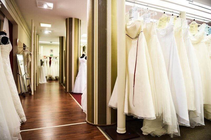 Das „BRAUTMODENHAUS“ in Dresden bietet auf über 2000qm Brautmode für jeden Geschmack, jedes Alter und jeden Geldbeutel. Uwe ist überzeugt: Er findet das perfekte Kleid für jede Braut. – Bild: VOX /​ Stefanie Schumacher
