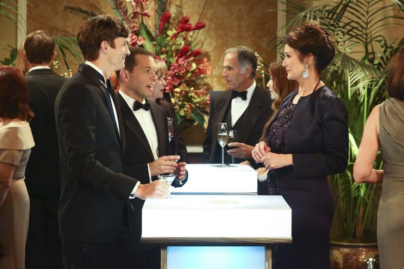 Als Alan (Jon Cryer, 2.v.l.) auf einer Wohltätigkeitsveranstaltung Lynda Carter (Lynda Carter, r.), den Schwarm seiner Jugend erblickt, ist er Feuer und Flamme. Er bittet Walden (Ashton Kutcher, l.) um Hilfe, damit er ein Date kommt … – Bild: Warner Bros. Television Lizenzbild frei