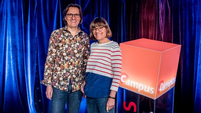 Prof. Dr. Frank-Martin Belz (Wirtschaftswissenschaftler) und Prof. Dr. Magdalena Götz (Biologin) bei Campus TALKS. – Bild: Philipp Kimmelzwinger /​ BR