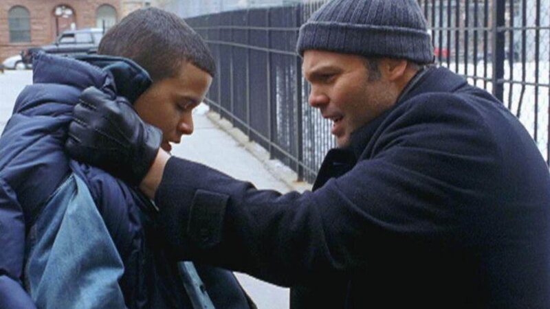 Goren (Vincent D’Onofrio, r.) beschwört Bennie (Brian de Jesus), endlich die Wahrheit zu sagen. – Bild: TVNOW