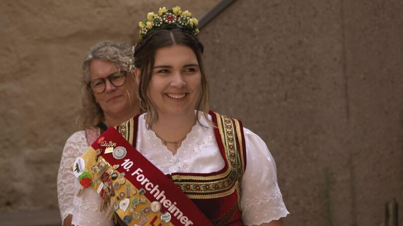 Bierkönigin Luisa und ihre Mutter beim Annafest. +++ Die Verwendung des sendungsbezogenen Materials ist nur mit dem Hinweis und Verlinkung auf RTL+ gestattet. +++ – Bild: RTL /​ solisTV