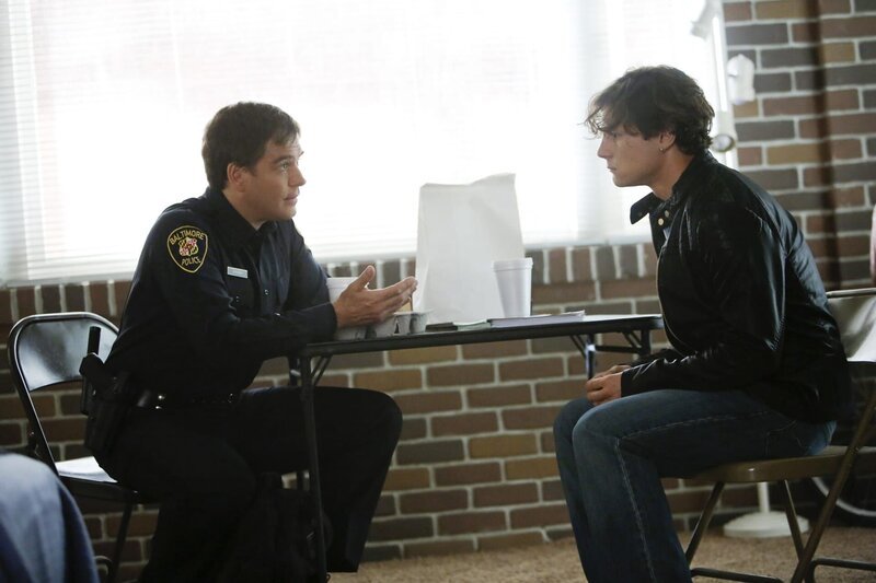 Tony (Michael Weatherly, l.) erinnert sich an seine Zeit im Baltimore Police Department, als er einen Verdächtigen (Augustus Prew, r.) aus einem 15 Jahre alten Fall jagt … – Bild: PLURIMEDIA (CBS Entertainment)