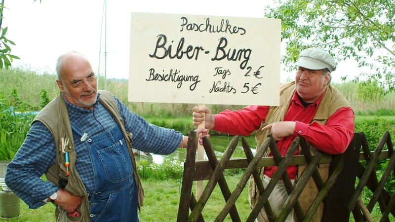 Jetzt sind die Vorbereitungen fertig! Peter (Peter Lustig, l.) und Paschulke (Helmut Krauss, r.) laden zur Besichtigung der Biber-Burg ein. – Bild: ZDF