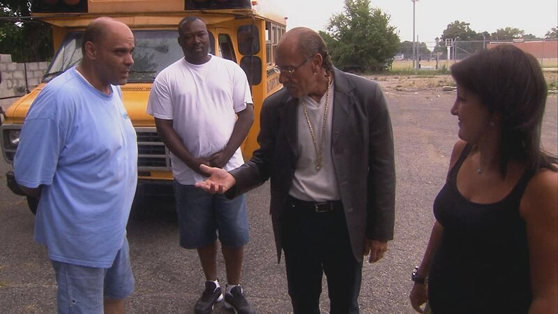 Ashley Broad (r.) und Les Gold (2.v.r.) – Bild: Warner Bros. Discovery