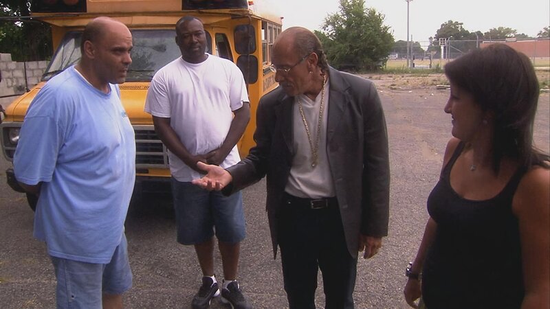 Ashley Broad (r.) und Les Gold (2.v.r.) – Bild: Warner Bros. Discovery