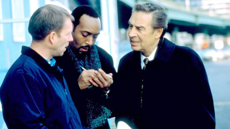 Detective Briscoe und Detective Green befragen einen Zeugen zum Mord an einem Ehepaar. Offensichtlich war das Paar in einen Drogendeal verwickelt. – Bild: RTL/​NBC Universal