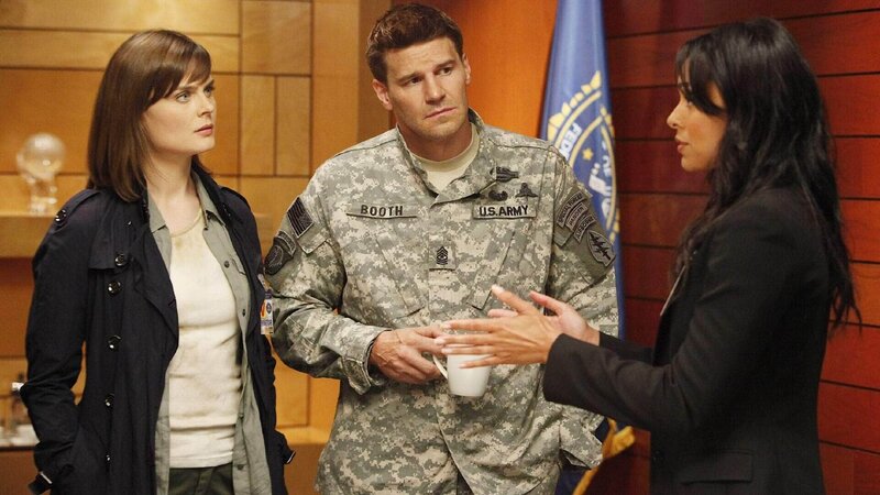 Dr. Temperance Brennan (Emily Deschanel, l.) und Booth (David Boreanaz) sind zurückgekommen, um Dr. Camille Saroyan (Tamara Taylor) bei dem Fall zu unterstützen. – Bild: TVNOW /​ FOX