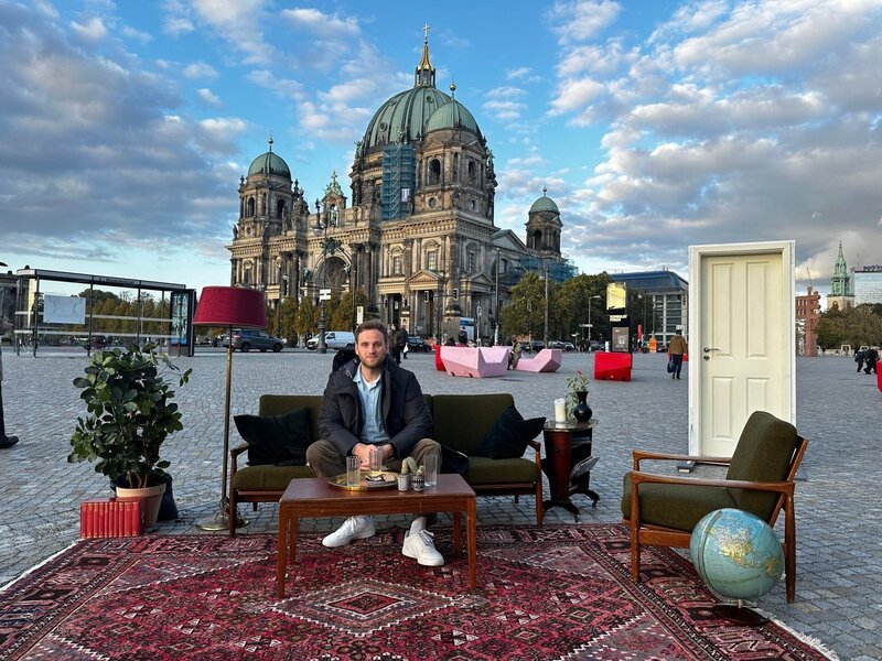 Psychologe Leon Windscheid im Setting für eine Straßenumfrage in Berlin – Bild: Laila Keuthage /​ ZDF