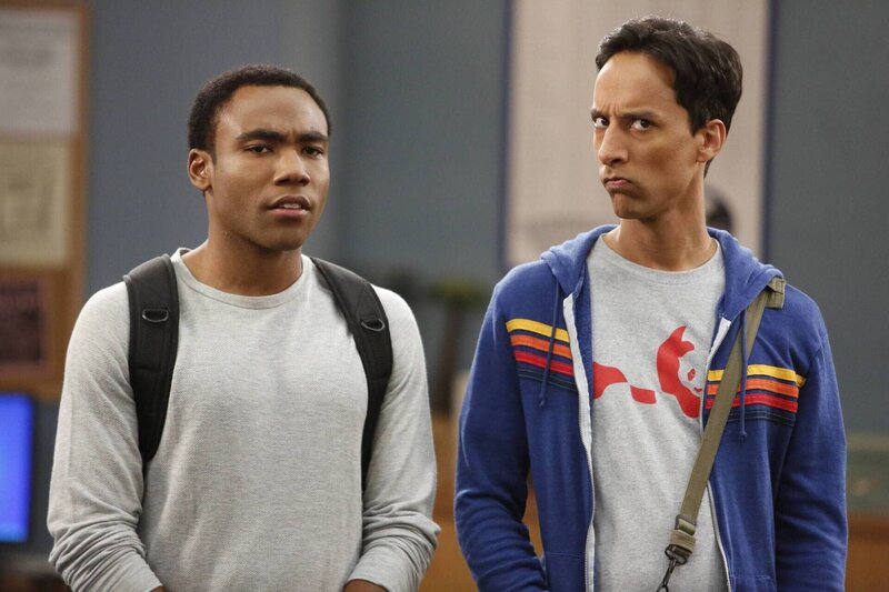 Für Troy Barnes (Donald Glover, l.) und Abed Nadir (Danny Pudi, r.) startet ihr letztesSchuljahr am Community- Collage … – Bild: 2013 Sony Pictures Television Inc. and Open 4 Business Productions LLC. All Rights Reserved. Lizenzbild frei