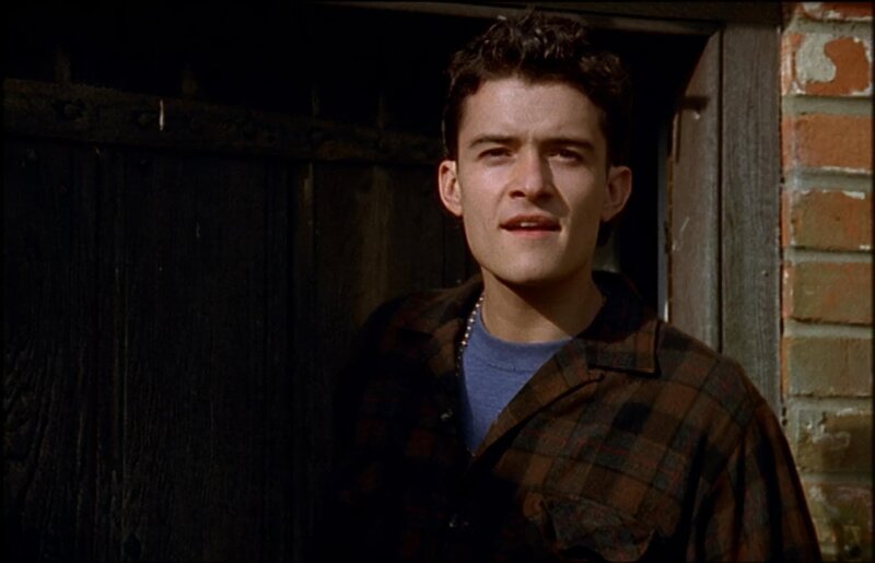 Der attraktive Peter Drinkwater (Orlando Bloom) steckt hinter der Einbruchsserie im beschaulichen Midsomer Mallow. – Bild: ZDFneo