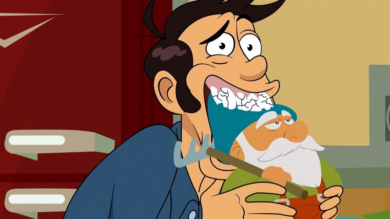 Papa William beißt genüßlich in den Wettbewerbs-Gartenzwerg-Kuchen, der sich leider als echter Gartenzwerg von Frau Plückhahn entpuppt. – Bild: NDR/​Bamboo Production/​Samka Productions