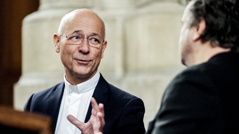 v.li.: Von Dompfarrer Toni Faber will Hanno Settele wissen, warum die Kirchenglocken so oft läuten müssen. – Bild: ORF/​BFILM