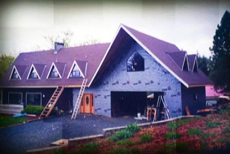 Während Umbau- und Sanierungsmaßnahmen brennt im US-Bundesstaat Oregon ein Landhaus bis auf die Grundmauern ab. – Bild: RTL NITRO