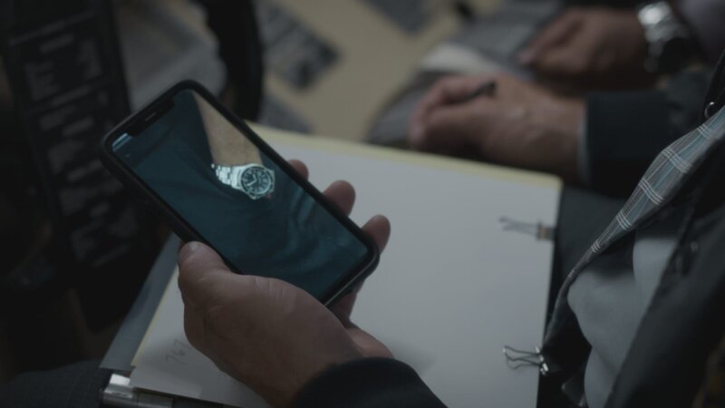 REENACTMENT – Die Ermittler, die versuchen zu verstehen, was zum tödlichen Absturz von Atlas Air Flug 3591 führte, vermuten, dass die metallene Armbanduhr des Ersten Offiziers Conrad Aska ihn daran gehindert haben könnte, zu bemerken, dass er sein Flugzeug versehentlich in den Go-Around-Modus versetzt hatte. (Cineflix 2022) – Bild: National Geographic