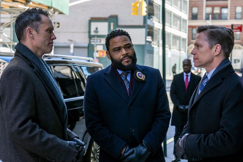 v.l.: Detective Frank Cosgrove (Jeffrey Donovan), Detective Kevin Bernard (Anthony Anderson), Senator Jack Nathan (Jack Noseworthy) – Bild: RTL /​ 2022 Universal Television LLC.