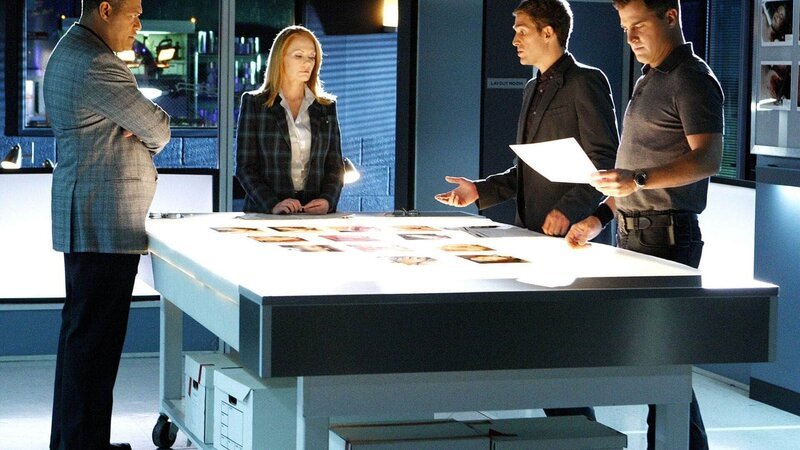 Noch immer tappen (v.li.) Ray Langston (Laurence Fishburne), Catherine (Marg Helgenberger), Greg (Eric Szmanda) und Nick (George Eads) bei ihrer Suche nach Madeline Briggs im Dunklen. Haben sie einen Hinweis übersehen? – Bild: Foto: MG RTL D /​ CBS Die Verwendung des RTL-Bildmaterials ist nur zur redaktionellen Berichterstattung im Zusammenhang mit der jeweiligen Sendung unter Angabe der Credits/​Quellenangabe und Beachtung der unter http:/​/​kommunikation.RTL.de genannten Nutzungs