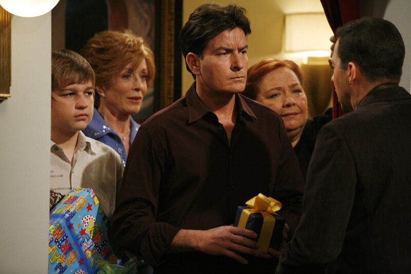 Melissa arrangiert eine Geburtstagsparty für Alan (Jon Cryer, r.), zu der sein Bruder Charlie (Charlie Sheen, M.), seine Mutter Evelyn (Holland Taylor, 2.v.l.), sein Sohn Jake (Angus T. Jones, l.) und Charlies Haushälterin Berta (Conchata Ferrell, 2.v.r.) nur widerwillig kommen … – Bild: Warner Brothers Entertainment Inc.