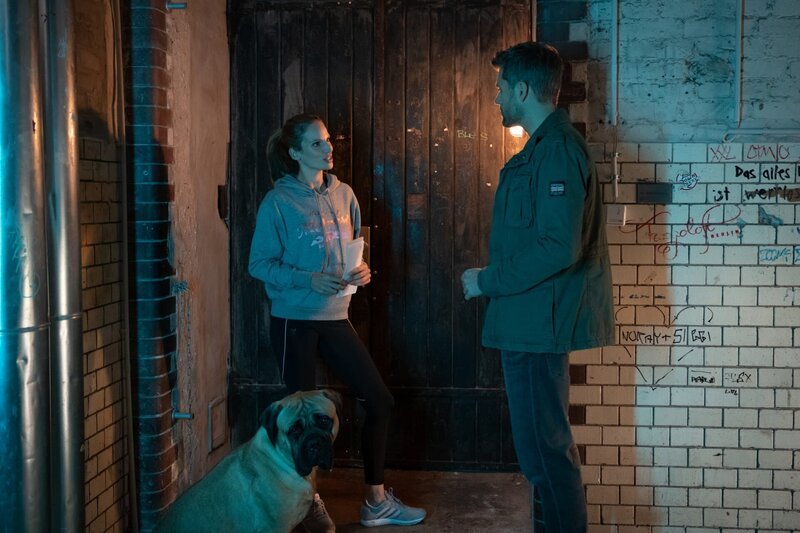 L-R: Rocky; Dr. Sarah Werneburg (Nora Huetz); Elias Decker (Jens Atzorn) – Bild: SAT.1 /​ Christoph Assmann