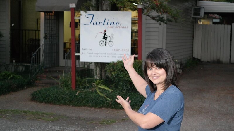 Owner Cara stands outside of her restaurant, Tartine, in New Orleans, Louisiana, as seen on Food Network’s Mystery Diners, Season 9. – Bild: Television Food Network, G.P.