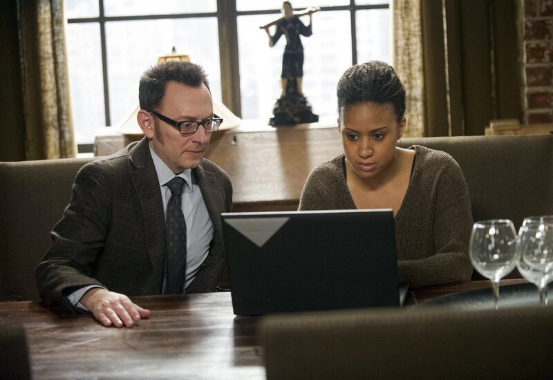 Harold Finch (Michael Emerson) und Monica Jacobs (Tracie Thoms) – Bild: PLURIMEDIA (Warner Bros)