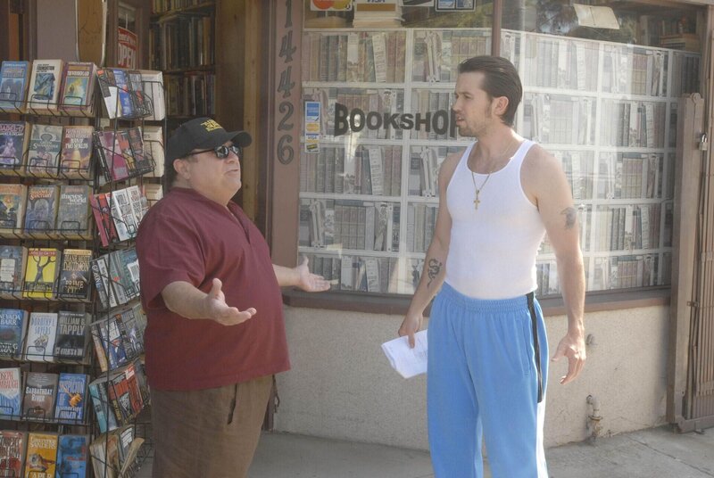 Frank (Danny Devito, l.) und Mac (Rob McElhenney, r.) geben alles dafür, um das Geld für den verkauften Stoff aufzutreiben. Der Tag der Übergabe rückt mit näher … – Bild: Fox and its related entities