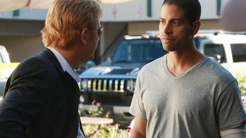 Jemand trachtet dem CSI’ler Eric Delko (Adam Rodriguez, r.) nach dem Leben. Mit Horatios (David Caruso) Hilfe muss Delko seine Vergangenheit durchleuchten, um den Killer zu finden. – Bild: RTL /​ CBS