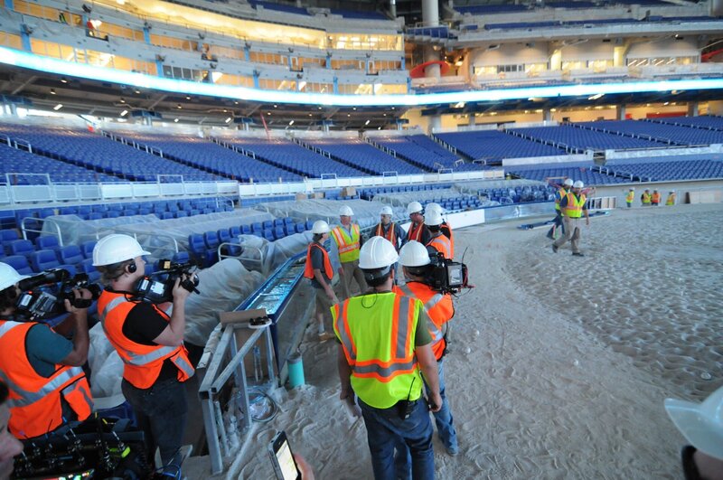 Assembling and constructing the tank in Marlins Stadium, FL. – Bild: Christina Mendenhall